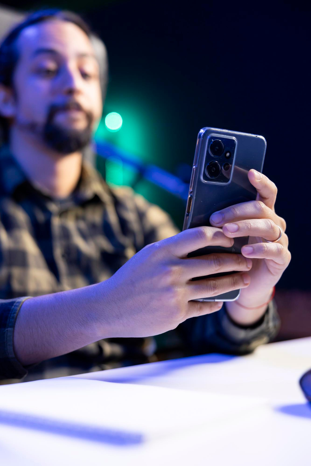 Cliente feliz conociendo la historia y misión de Jucazupay tecnología.